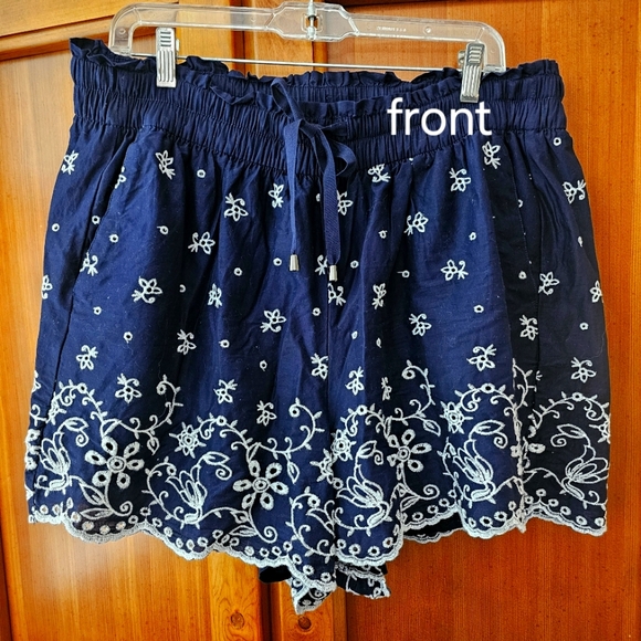 Lane Bryant Pants - Lane Bryant pull on embroidered detail shorts, sz 14/16